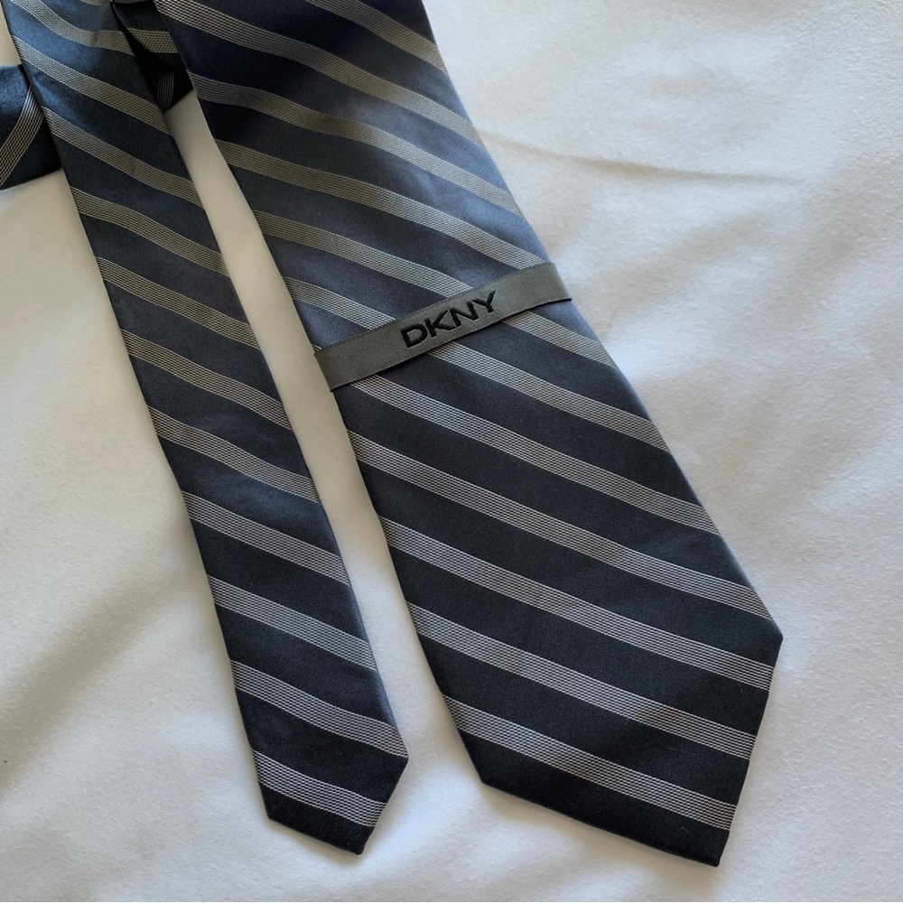 DKNY Mens Gray NWT Striped Neck Tie